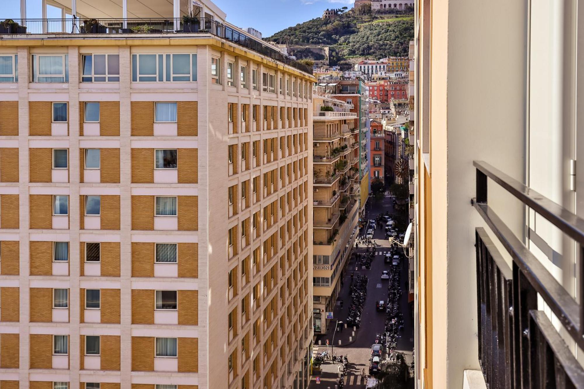 Neapolitan Skyscraper * Nápoles