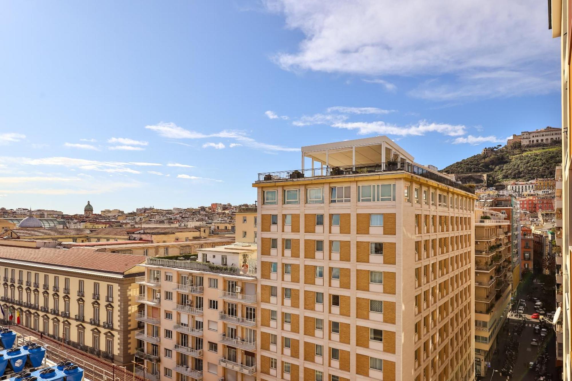 Neapolitan Skyscraper * Nápoles